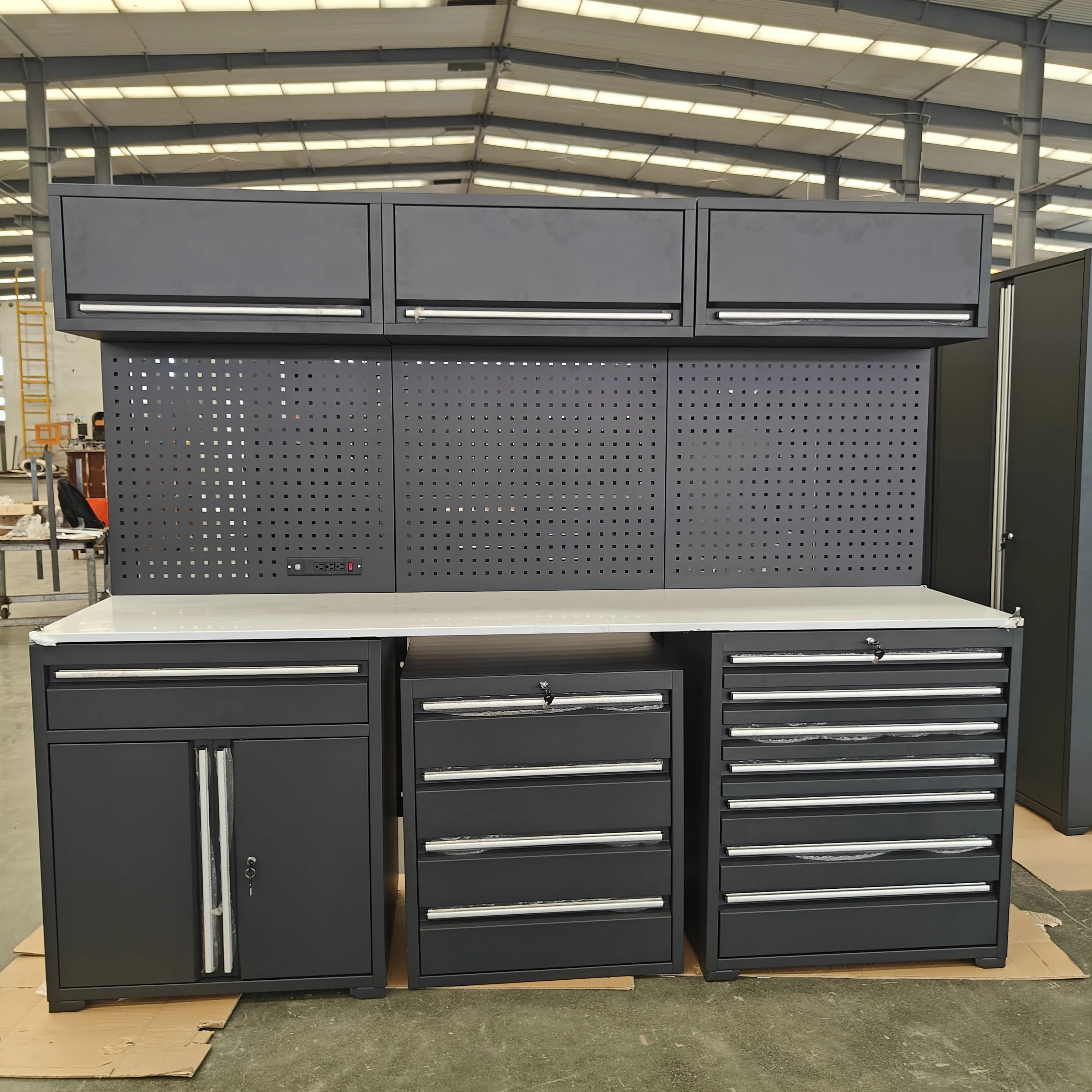 कडा धातु workbench को विशेषता के हो?